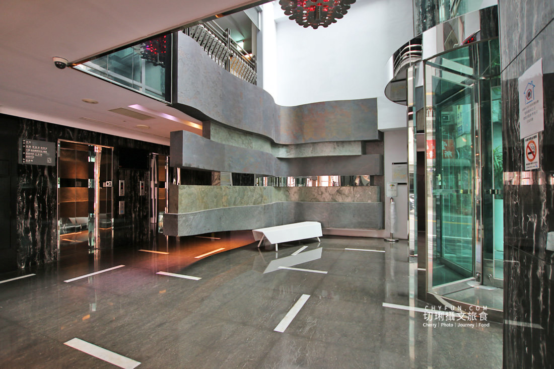 嘉義｜HOTEL HI新民店位處鬧區，房間寬敞舒適價格親民附設停車場很便民