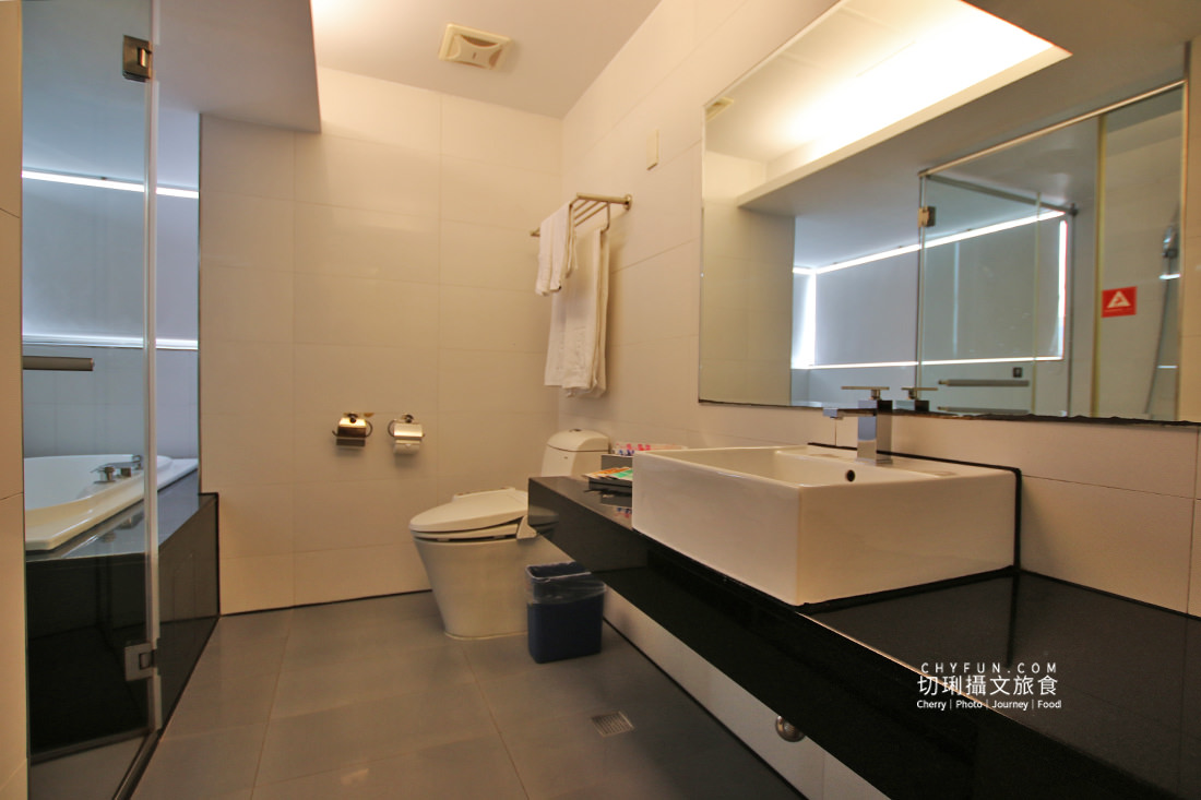 嘉義｜HOTEL HI新民店位處鬧區，房間寬敞舒適價格親民附設停車場很便民