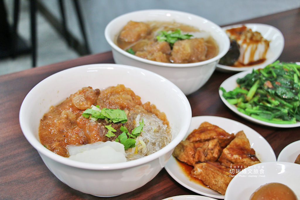 嘉義｜文化路夜市裡西門町楊記排骨酥麵，平價飽足軟骨美味乾淨環境