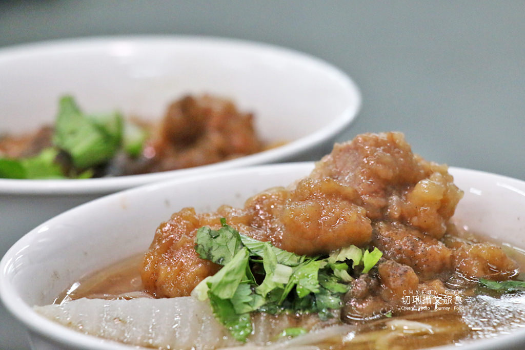 嘉義｜文化路夜市裡西門町楊記排骨酥麵，平價飽足軟骨美味乾淨環境