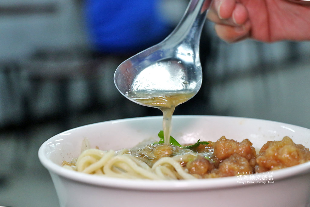 嘉義｜文化路夜市裡西門町楊記排骨酥麵，平價飽足軟骨美味乾淨環境