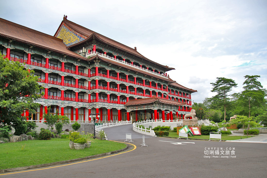 高雄｜圓山星光燒烤派對吃到飽，享花園泳池走澄清湖半日遊