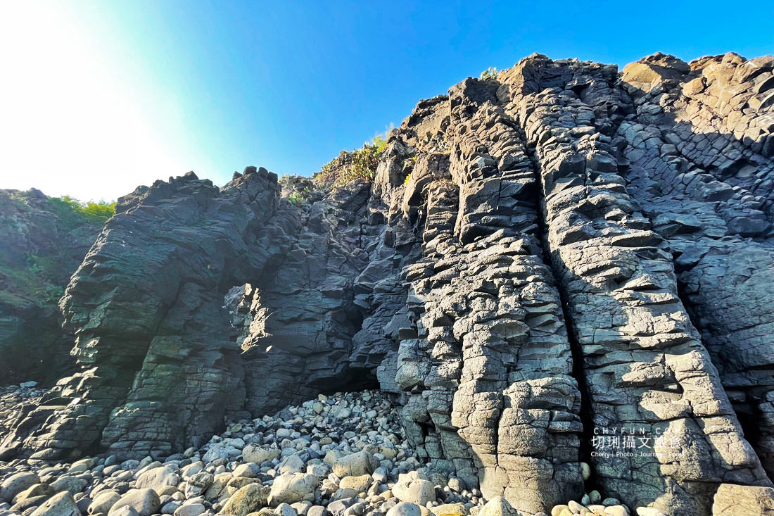 澎湖｜外垵海賊洞美麗的傳說愛心岩洞板狀裂岩，退潮來賞石觀浪獨享靜謐地
