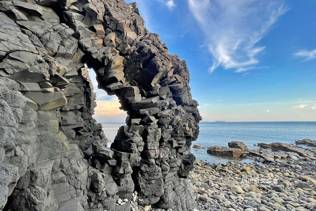 澎湖｜外垵海賊洞美麗的傳說愛心岩洞板狀裂岩，退潮來賞石觀浪獨享靜謐地