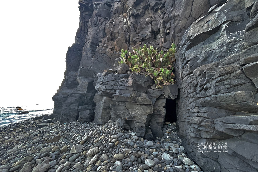 澎湖｜外垵海賊洞美麗的傳說愛心岩洞板狀裂岩，退潮來賞石觀浪獨享靜謐地