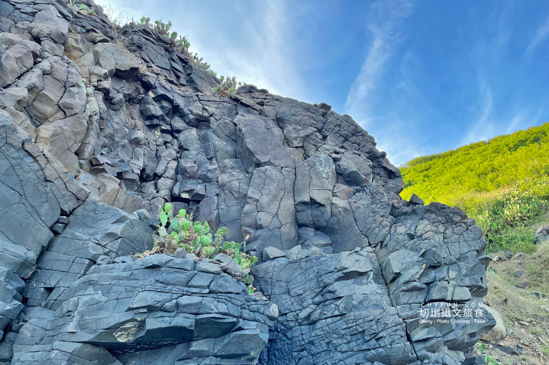 澎湖｜外垵海賊洞美麗的傳說愛心岩洞板狀裂岩，退潮來賞石觀浪獨享靜謐地