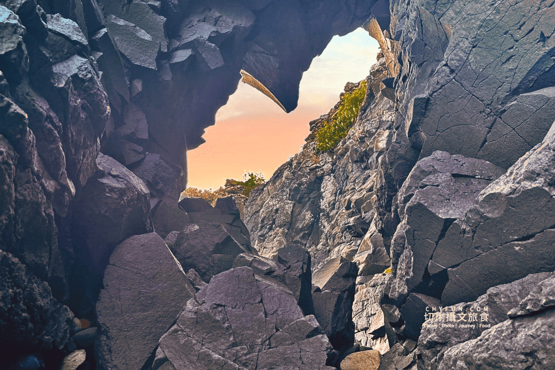 澎湖｜外垵海賊洞美麗的傳說愛心岩洞板狀裂岩，退潮來賞石觀浪獨享靜謐地