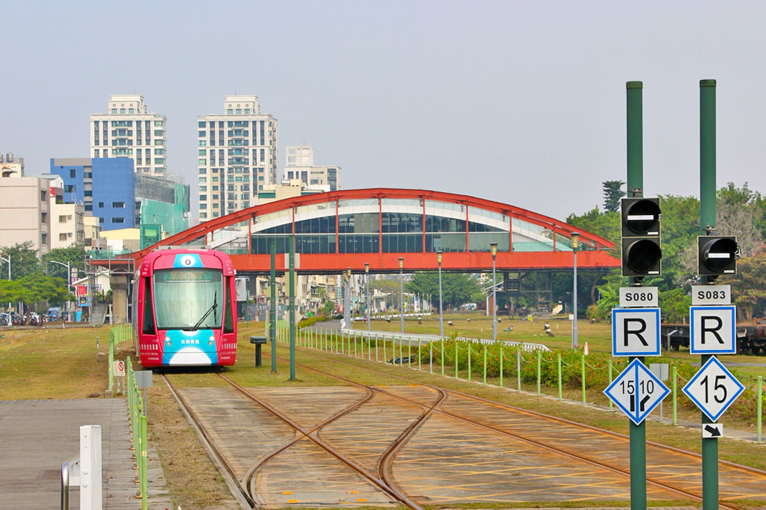搭輕軌遊高雄｜高雄輕軌怎麼搭搭來各站玩景點吃美食，走趟高雄輕軌一日遊