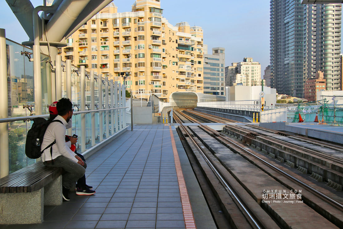 搭輕軌遊高雄｜高雄輕軌怎麼搭搭來各站玩景點吃美食，走趟高雄輕軌一日遊