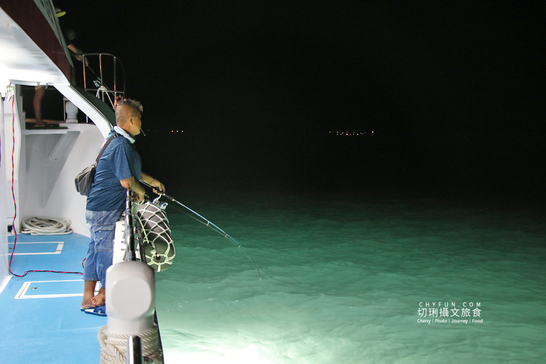 澎湖｜不一樣的夜釣小管行程在海上享受，海派對遊艇趴豪華出港
