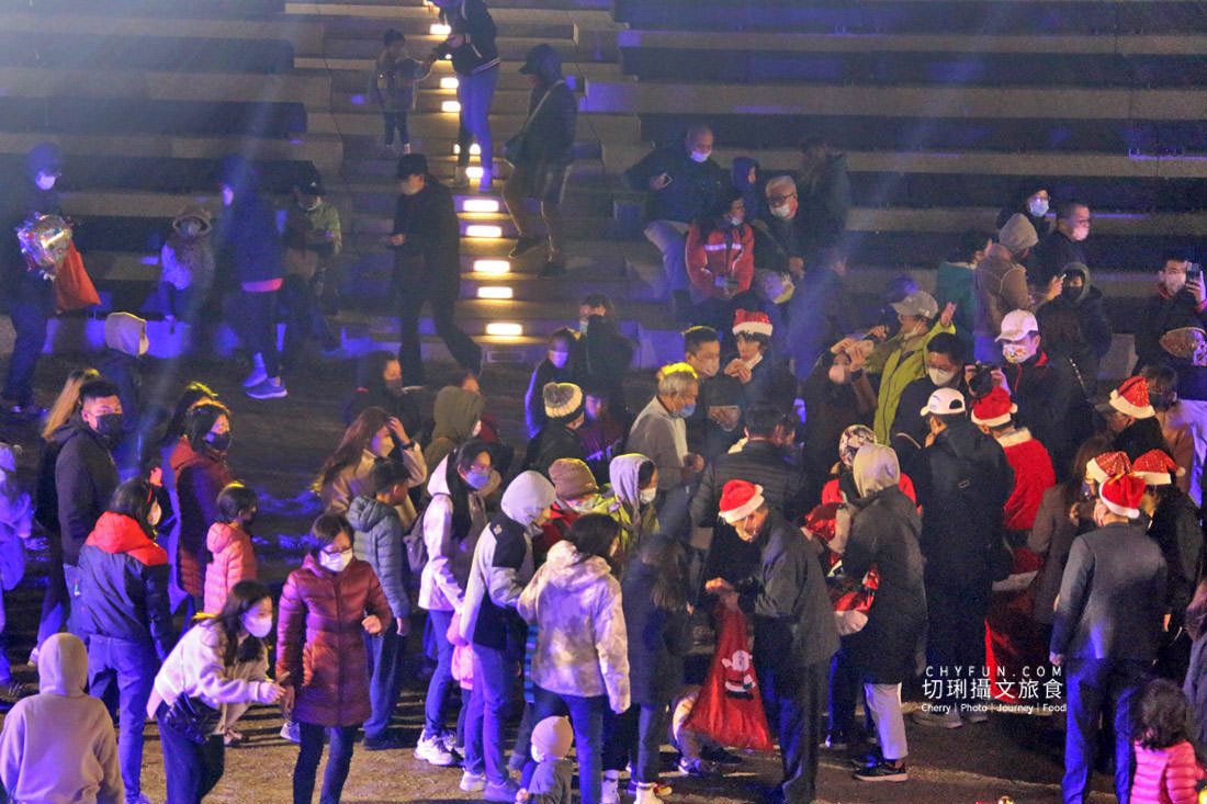 澎湖｜聖誕市集嶼光共舞在國際廣場，來與澎湖最高聖誕樹一同歡樂