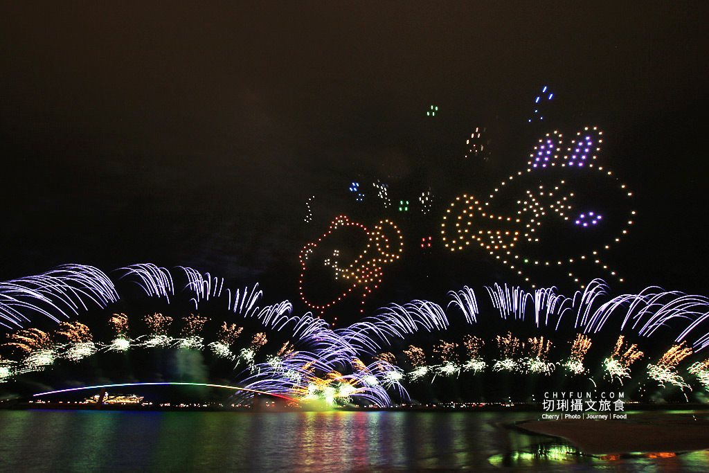 澎湖｜澎湖花火節 LINE熊大兔兔襯著璀璨煙火躍上天際，另有澎湖特色無人機升空日依舊讓人感動