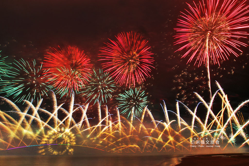 澎湖｜澎湖花火節 LINE熊大兔兔襯著璀璨煙火躍上天際，另有澎湖特色無人機升空日依舊讓人感動