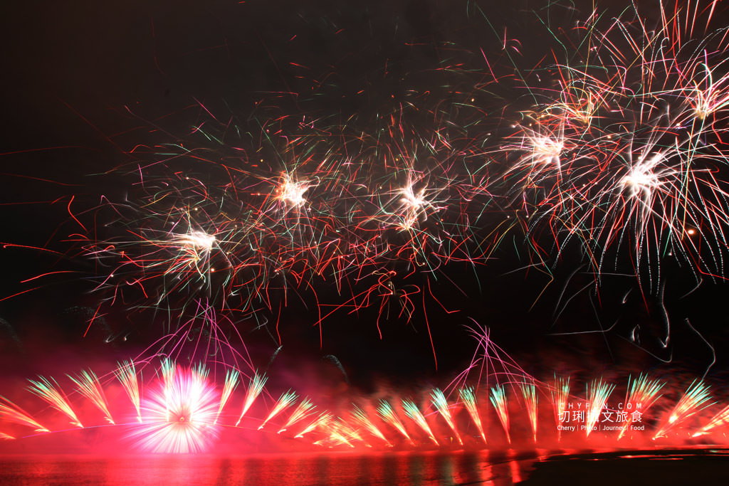 澎湖｜澎湖花火節 LINE熊大兔兔襯著璀璨煙火躍上天際，另有澎湖特色無人機升空日依舊讓人感動