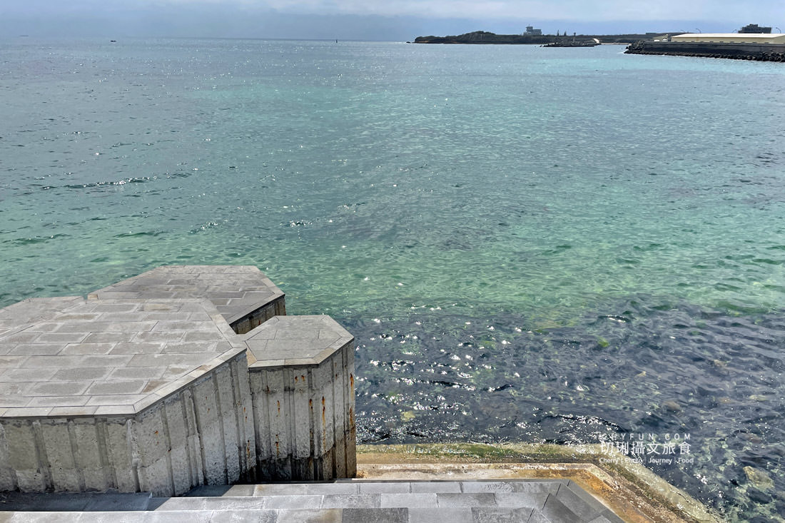 澎湖｜鎖港海堤沙灘白色涼亭在地特色彩繪牆，散心漫步踩沙舒服放鬆又好拍