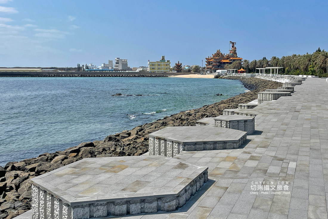 澎湖｜鎖港海堤沙灘白色涼亭在地特色彩繪牆，散心漫步踩沙舒服放鬆又好拍
