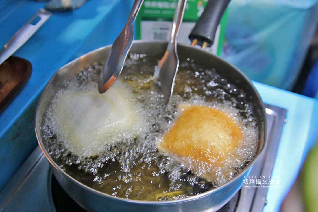 高雄｜瑞豐夜市美食凍心炸冰淇淋，冰熱雙重奏有點新奇