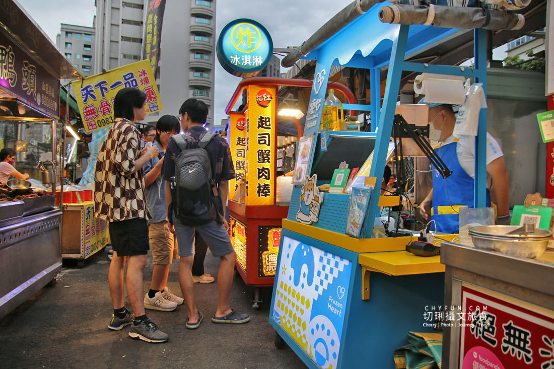 高雄｜瑞豐夜市美食凍心炸冰淇淋，冰熱雙重奏有點新奇