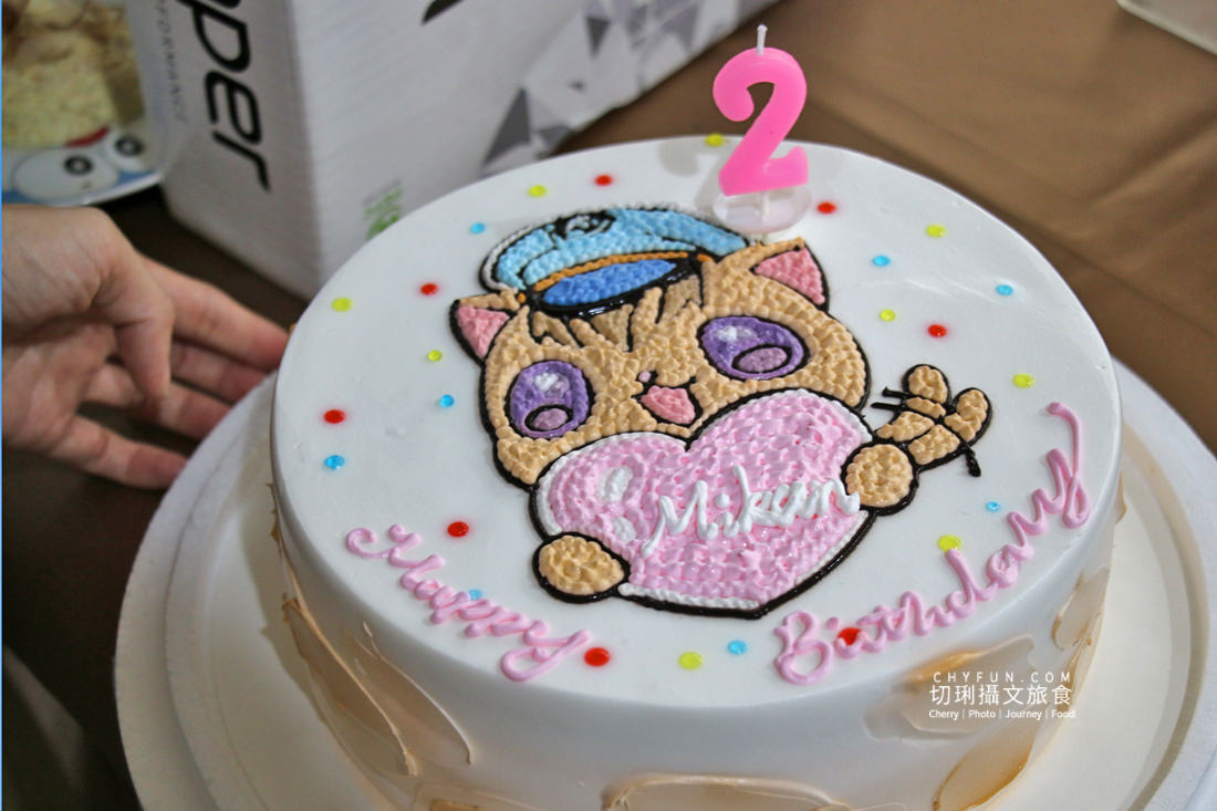 高雄｜高雄捷運鹽埕埔站展出吳毅平喵星人日常，慶蜜柑站長兩歲見面會