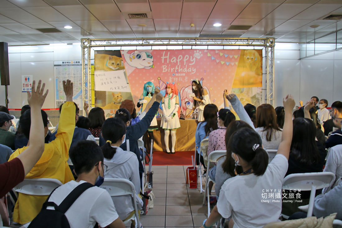 高雄｜高雄捷運鹽埕埔站展出吳毅平喵星人日常，慶蜜柑站長兩歲見面會