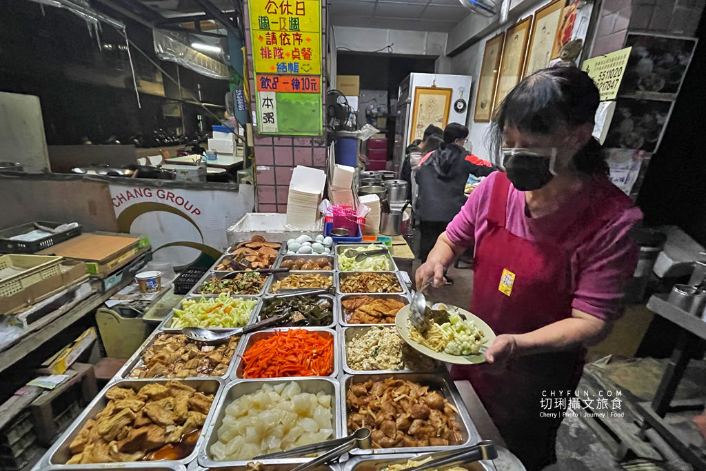 高雄｜深夜食堂老市場早餐五元粥，在地經營數十載清粥小菜宵夜不用百元就能吃飽飽