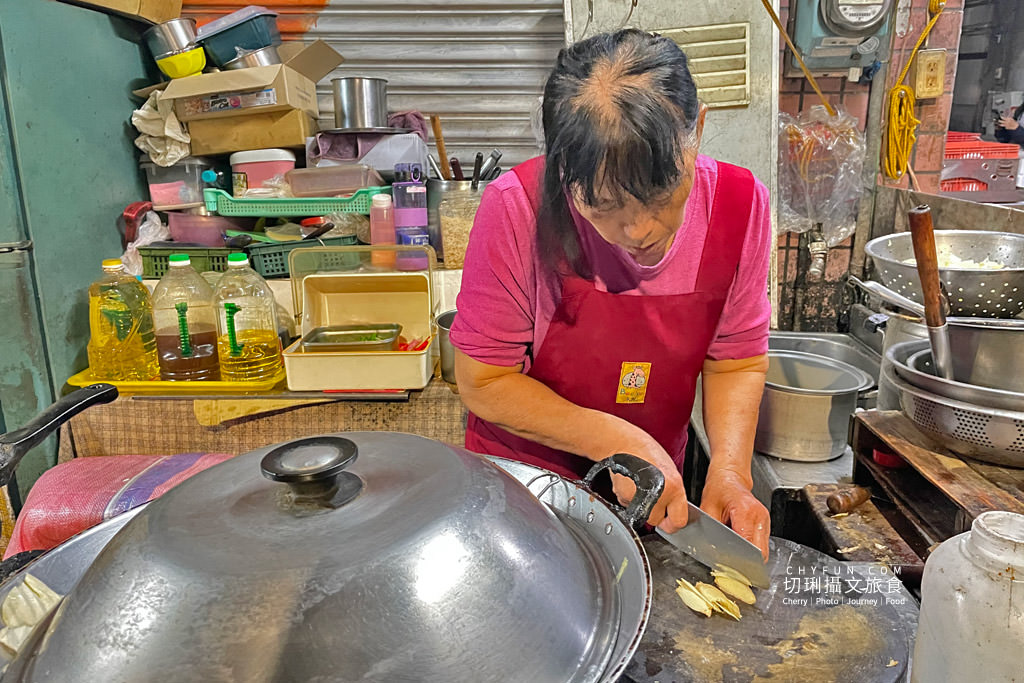 高雄｜深夜食堂老市場早餐五元粥，在地經營數十載清粥小菜宵夜不用百元就能吃飽飽