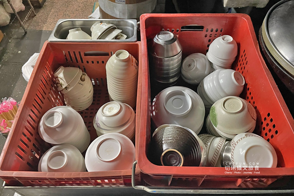 高雄｜深夜食堂老市場早餐五元粥，在地經營數十載清粥小菜宵夜不用百元就能吃飽飽