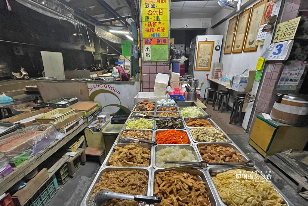 高雄｜深夜食堂老市場早餐五元粥，在地經營數十載清粥小菜宵夜不用百元就能吃飽飽