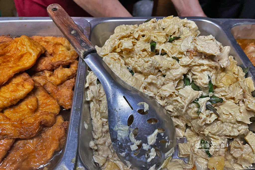 高雄｜深夜食堂老市場早餐五元粥，在地經營數十載清粥小菜宵夜不用百元就能吃飽飽