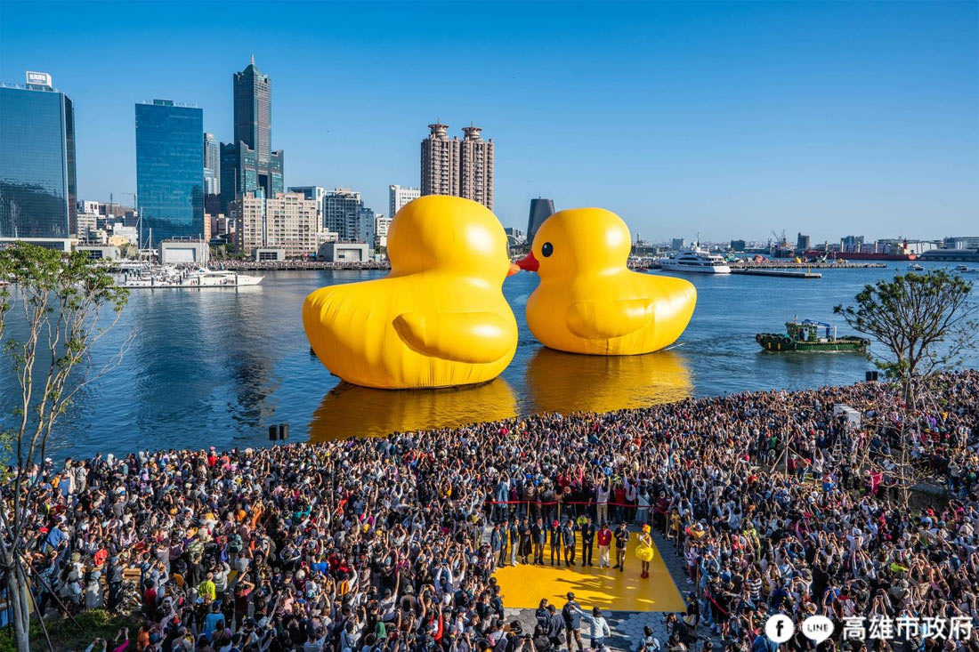 高雄｜黃色小鴨遊港趣情人節限定，游經高雄知名景點建築