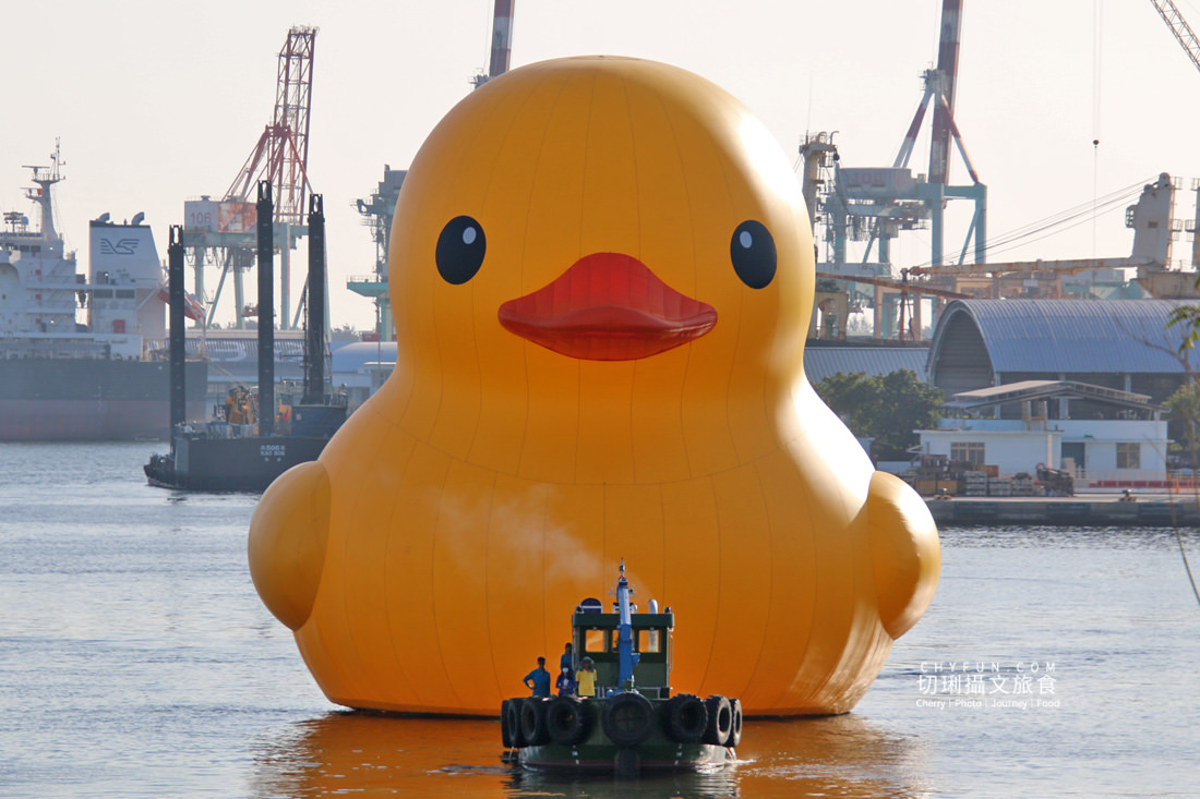 高雄｜黃色小鴨遊港趣情人節限定，游經高雄知名景點建築
