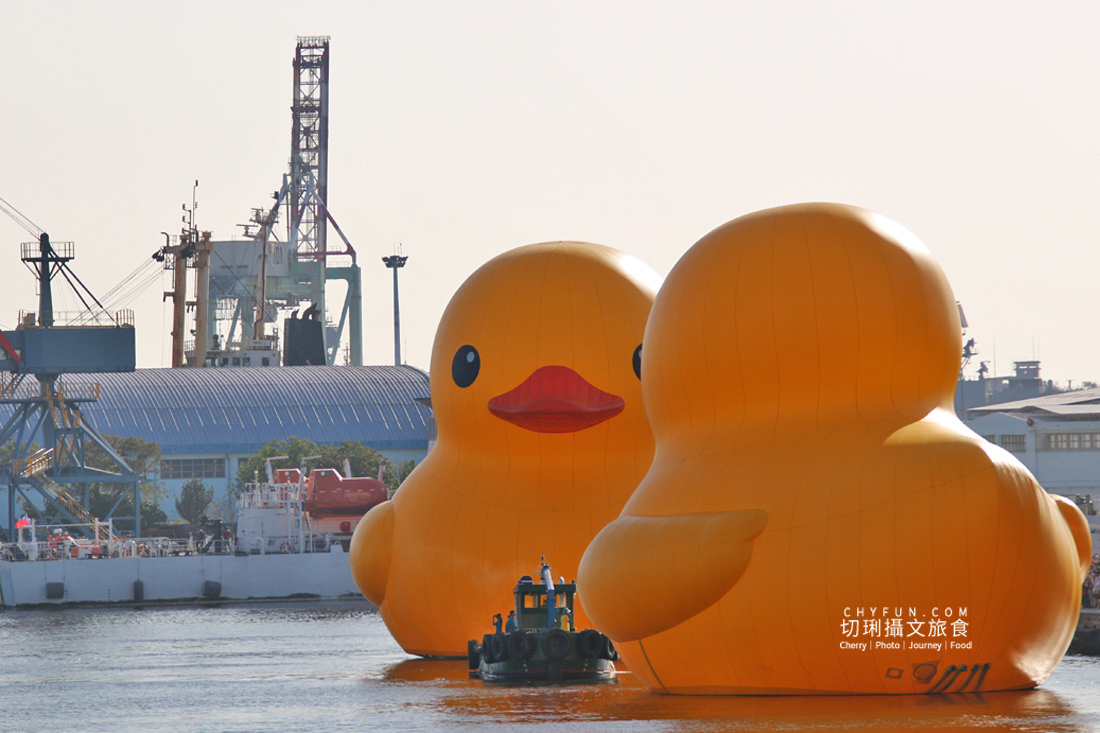 高雄｜黃色小鴨遊港趣情人節限定，游經高雄知名景點建築