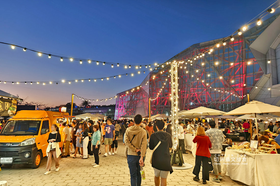 高雄｜黃色小鴨遊港趣情人節限定，游經高雄知名景點建築