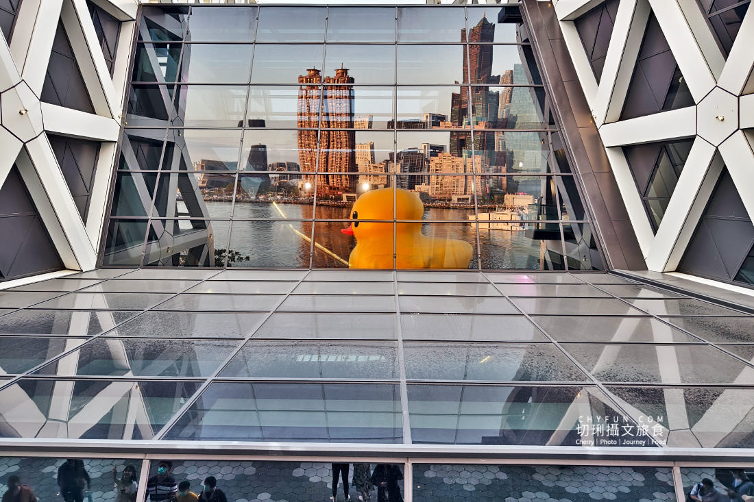 高雄｜黃色小鴨遊港趣情人節限定，游經高雄知名景點建築