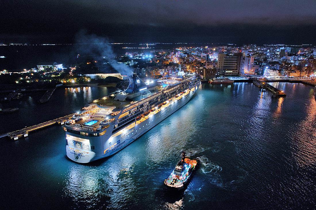 澎湖｜挪威郵輪奮進號在澎湖看海上花火，這晚航海王主題無人機第二套