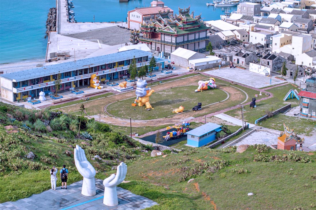 2025 金色雙島藝術祭最萌亮點！巨型貓咪氣偶現身虎井島可愛度爆擊