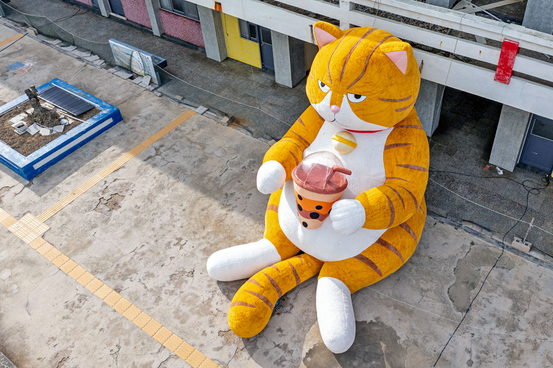 2025 金色雙島藝術祭最萌亮點！巨型貓咪氣偶現身虎井島可愛度爆擊