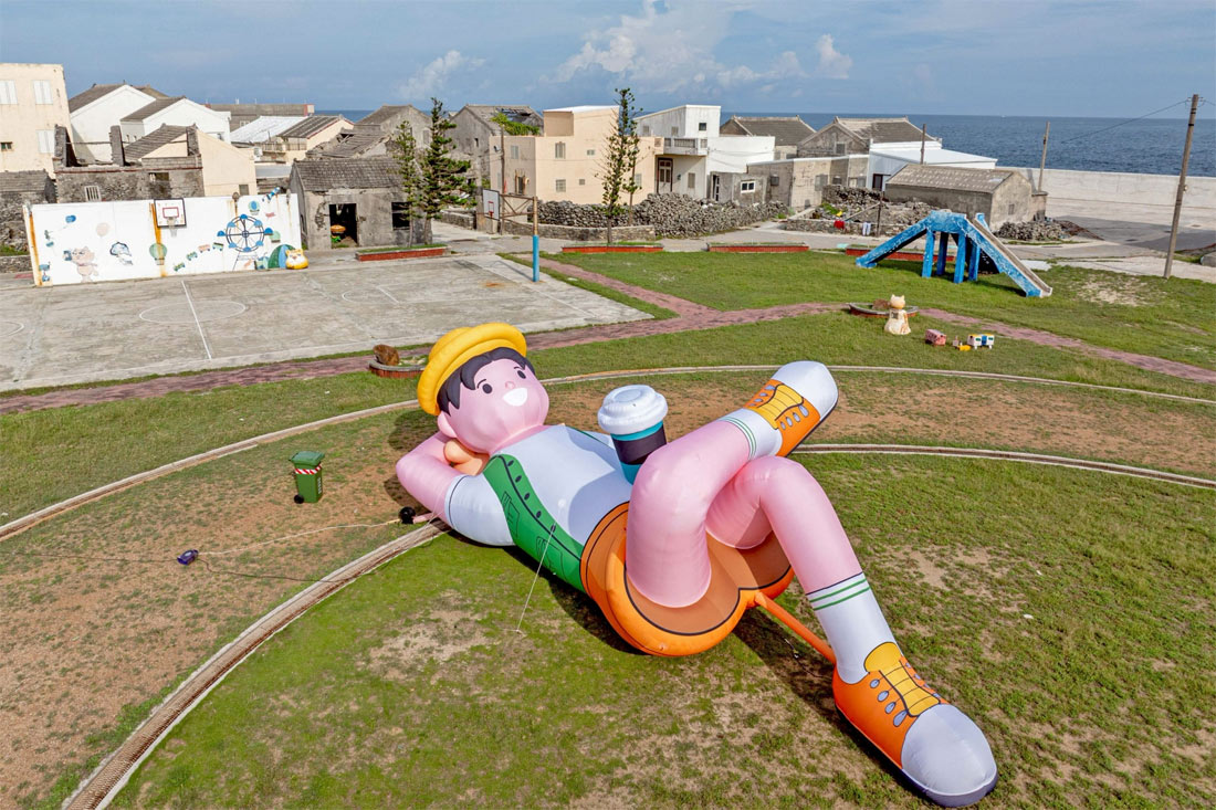 2025 金色雙島藝術祭最萌亮點！巨型貓咪氣偶現身虎井島可愛度爆擊